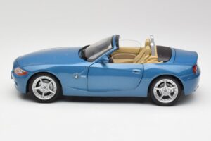 BMW Z4 E85 Maldives Blue Bburago 1:18 34046BLUE Kovina – slika 4 od 8