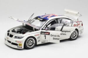 BMW E90 320si #1 A. Priaulx WTCC Champion 2006 Kyosho 1:18 80430429067 Kovina – slika 2 od 8