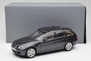 BMW 330i E91 Touring Temno Siva Kyosho 1:18 80430394360 Kovina – slika 8 od 8