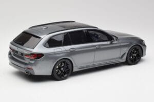 BMW G61 530e M Sport Touring Mineral Siv GT Spirit 1:18 GT485 Smola – slika 2 od 6