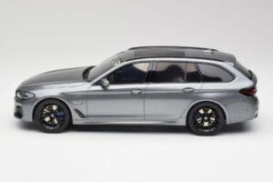 BMW G61 530e M Sport Touring Mineral Siv GT Spirit 1:18 GT485 Smola – slika 3 od 6