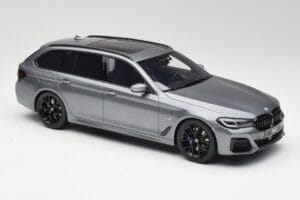BMW G61 530e M Sport Touring Mineral Siv GT Spirit 1:18 GT485 Smola – slika 4 od 6