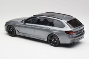 BMW G61 530e M Sport Touring Mineral Siv GT Spirit 1:18 GT485 Smola – slika 5 od 6