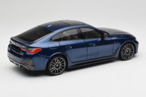 BMW i4 M50 G26 Portimao Blue Minichamps 1:18 110023012 Kovina – slika 3 od 8