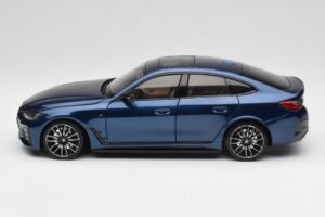 BMW i4 M50 G26 Portimao Blue Minichamps 1:18 110023012 Kovina – slika 4 od 8