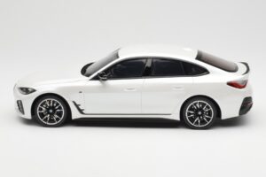 BMW i4 M50 G26 Mineral Bela Metalik Otto 1:18 OT1074 Smola – slika 3 od 6