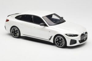 BMW i4 M50 G26 Mineral Bela Metalik Otto 1:18 OT1074 Smola – slika 4 od 6