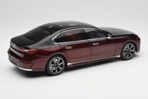 BMW i7 G70 Black & Red Metallic Minichamps 1:18 110023201 Kovina – slika 3 od 8