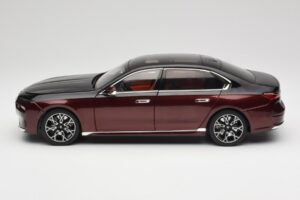 BMW i7 G70 Black & Red Metallic Minichamps 1:18 110023201 Kovina – slika 4 od 8