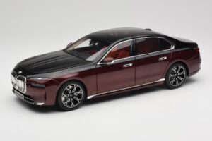 BMW i7 G70 Black & Red Metallic Minichamps 1:18 110023201 Kovina