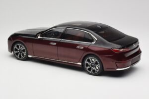 BMW i7 G70 Black & Red Metallic Minichamps 1:18 110023201 Kovina – slika 7 od 8