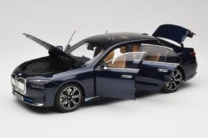 BMW i7 G70 Blue Metallic Minichamps 1:18 110023202 Kovina – slika 2 od 8