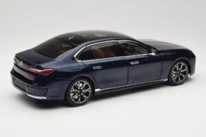 BMW i7 G70 Blue Metallic Minichamps 1:18 110023202 Kovina – slika 3 od 8