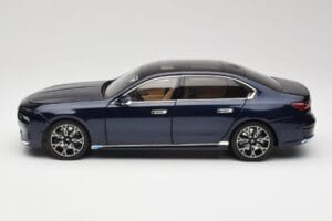 BMW i7 G70 Blue Metallic Minichamps 1:18 110023202 Kovina – slika 4 od 8