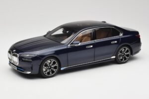 BMW i7 G70 Blue Metallic Minichamps 1:18 110023202 Kovina