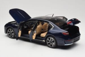 BMW i7 G70 Blue Metallic Minichamps 1:18 110023202 Kovina – slika 5 od 8