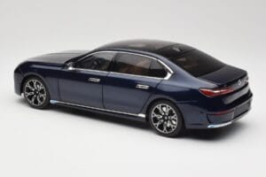 BMW i7 G70 Blue Metallic Minichamps 1:18 110023202 Kovina – slika 7 od 8