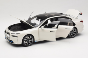 BMW i7 G70 White Metallic Minichamps 1:18 110023200 Kovina – slika 2 od 8