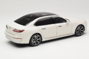 BMW i7 G70 White Metallic Minichamps 1:18 110023200 Kovina – slika 3 od 8