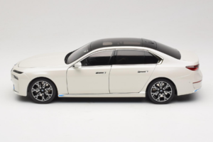 BMW i7 G70 White Metallic Minichamps 1:18 110023200 Kovina – slika 4 od 8