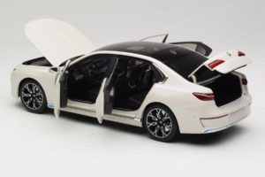 BMW i7 G70 White Metallic Minichamps 1:18 110023200 Kovina – slika 5 od 8