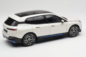 BMW iX Alpine White Minichamps 1:18 110023102 Kovina – slika 3 od 8