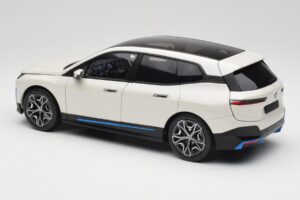BMW iX Alpine White Minichamps 1:18 110023102 Kovina – slika 7 od 8