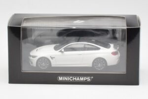 BMW M4 GTS F82 Bel Z Sivimi Platišči Minichamps 1:43 410025221 Kovina – slika 4 od 4