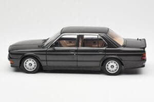 BMW M535i E28 Diamond Črn AUTOart 1:18 75162 Kovina – slika 4 od 8