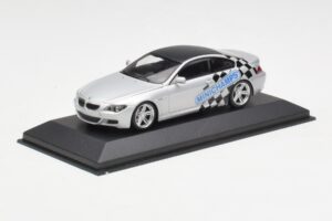 BMW M6 E63 IAA Frankfurt Srebrna Minichamps 1:43 M6001 Kovina – slika 2 od 4