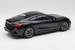 BMW M8 F92 Safirno Črna Minichamps 1:18 110029021 Kovina – slika 3 od 8