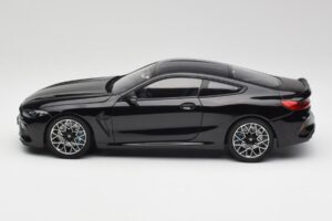 BMW M8 F92 Safirno Črna Minichamps 1:18 110029021 Kovina – slika 4 od 8