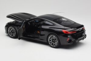 BMW M8 F92 Safirno Črna Minichamps 1:18 110029021 Kovina – slika 5 od 8