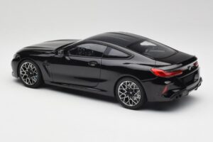 BMW M8 F92 Safirno Črna Minichamps 1:18 110029021 Kovina – slika 7 od 8
