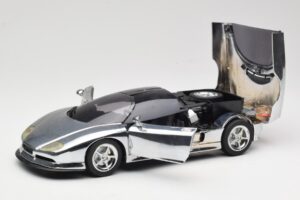BMW Nazca M12 Chrome Silver Revell 1:18 08916 Kovina – slika 2 od 8