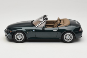 BMW Z3 Roadster 2.8 Temno Zelen Dealerska Izdaja UT Models 1:18 80439411713 Kovina – slika 4 od 8