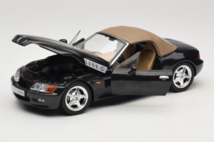BMW Z3 Roadster Zelen Dealerska Izdaja UT Models 1:18 80439411711 Kovina – slika 2 od 8