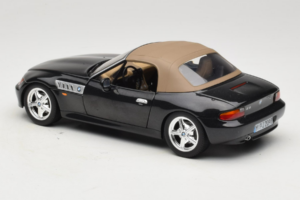 BMW Z3 Roadster Zelen Dealerska Izdaja UT Models 1:18 80439411711 Kovina – slika 7 od 8
