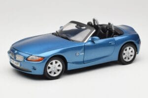 BMW Z4 E85 Moder Metallic Motormax 1:18 73144 Kovina