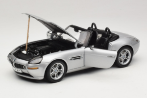 BMW Z8 Srebrna 007 The World Is Not Enough AUTOart 1:18 70511 Kovina – slika 2 od 8