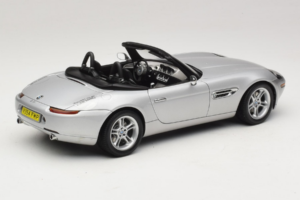 BMW Z8 Srebrna 007 The World Is Not Enough AUTOart 1:18 70511 Kovina – slika 3 od 8