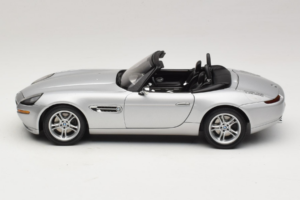 BMW Z8 Srebrna 007 The World Is Not Enough AUTOart 1:18 70511 Kovina – slika 4 od 8