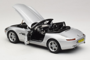 BMW Z8 Srebrna 007 The World Is Not Enough AUTOart 1:18 70511 Kovina – slika 5 od 8