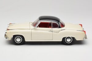 Borgward Isabella Coupe Bela Revell 1:18 8859 Kovina – slika 4 od 8