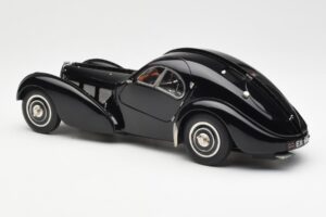 Bugatti 57SC Atlantic Črn CMC 1:18 M-085 Kovina – slika 5 od 6