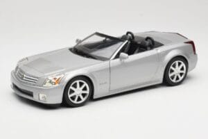 Cadillac XLR Kabrio Srebrn Hot Wheels 1:18 53838 Kovina