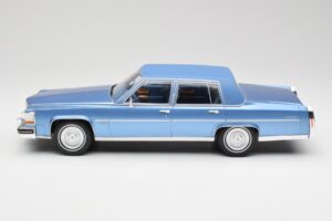 Cadillac Fleetwood Brougham Moder Metalik MCG 1:18 MCG18252 Kovina – slika 3 od 6