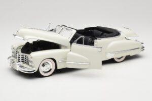 Cadillac Series 62 Kabriolet Bela Anson 1:18 30335 Kovina – slika 2 od 8