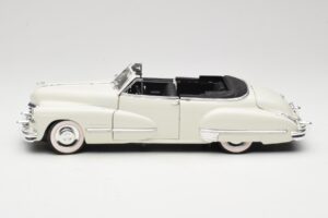 Cadillac Series 62 Kabriolet Bela Anson 1:18 30335 Kovina – slika 4 od 8