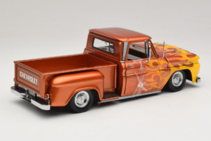 Chevrolet C-10 Stepside Pickup Lowrider Oranžen s Plamenom Sun Star 1:18 1392 Kovina – slika 2 od 6